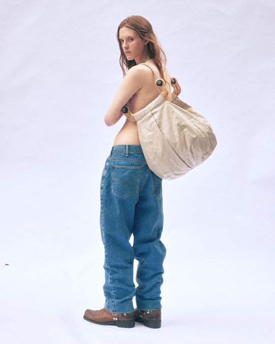 mulher seminua com bolsa