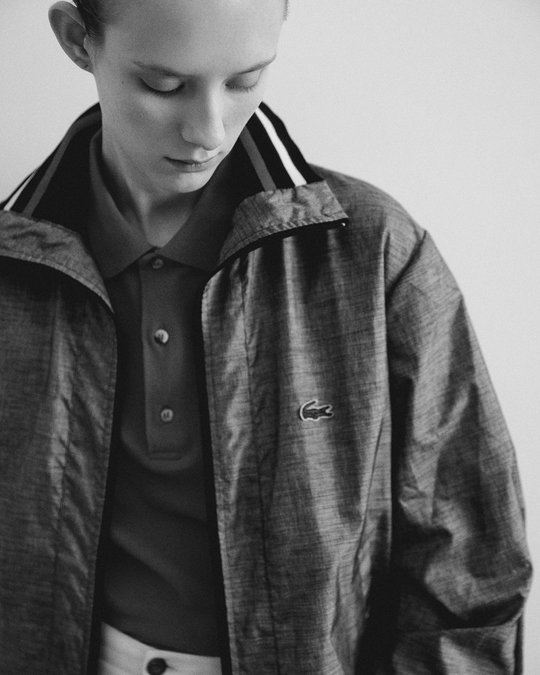 mulher vestindo roupas esportivas