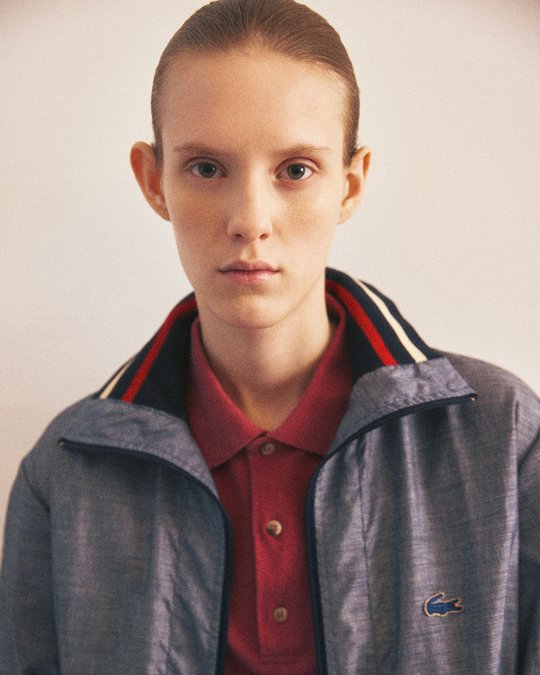 retrato de mulher com cabelos presos