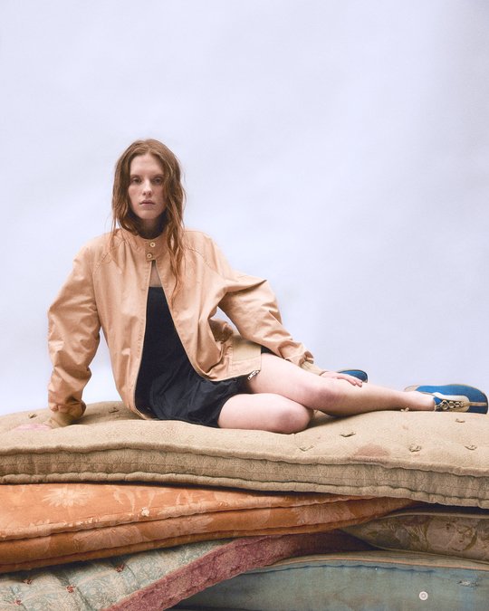 mulher deitada sobre colchão