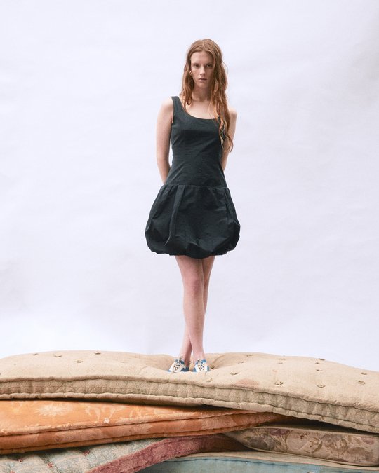 retrato de mulher sobre um colchão