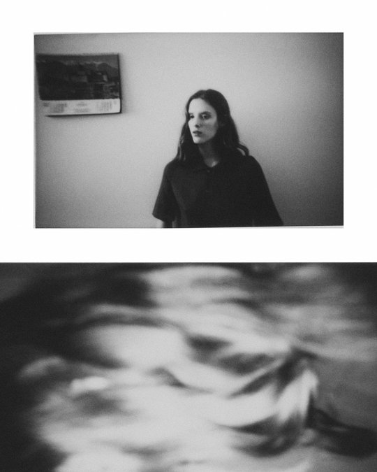 retrato de mulher ao lado de colagem fotográfica