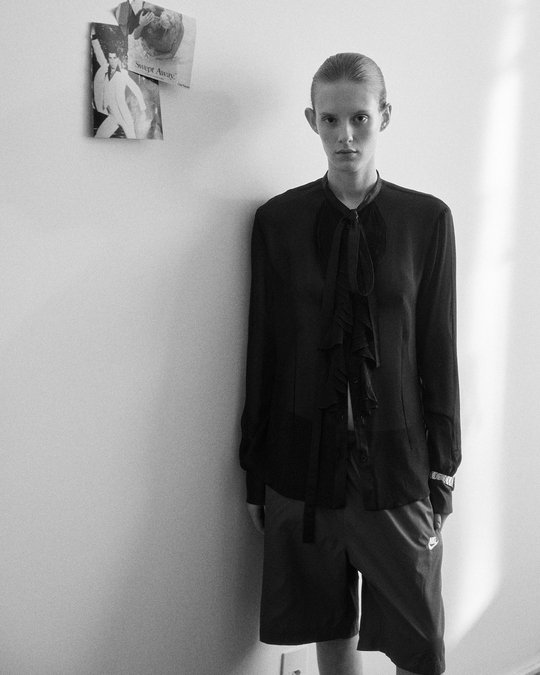 mulher encostada na parede